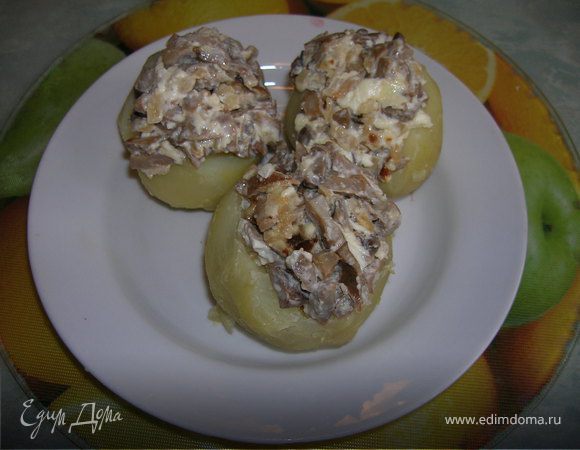 Теплый картофель очищаем от кожуры, надрезаем (часть мякоти срезать и немного добавить к томатной начинке). Заполняем разной начинкой. С грибами...