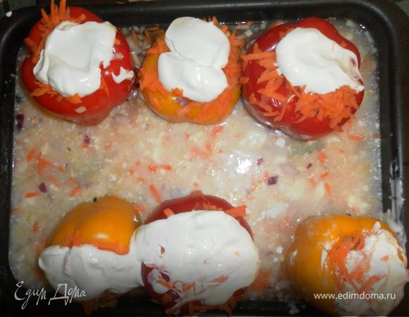 7. На каждый перчик кладём по 1 ст. ложке сметаны (кто как любит), а также добавляем сметану в воду.
