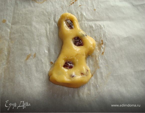 Пасхальные зайчики. Духовку нагреть до 180С. Размягченное сливочное масло взбить с сахаром до бела, продолжая взбивать добавить желтки, измельченную цедру апельсина. Вишни разрезать на 2 части и добавить в смесь, ввести просеянную муку и корицу. Вымесить тесто.