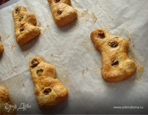 На присыпанном мукой столе раскатать тесто толщиной 0,5-1см. Вылепить зайчат, высотой 5 см, поместить на противень, смазать белком и выпекать 15-20мин (зависит от размера зайчика).