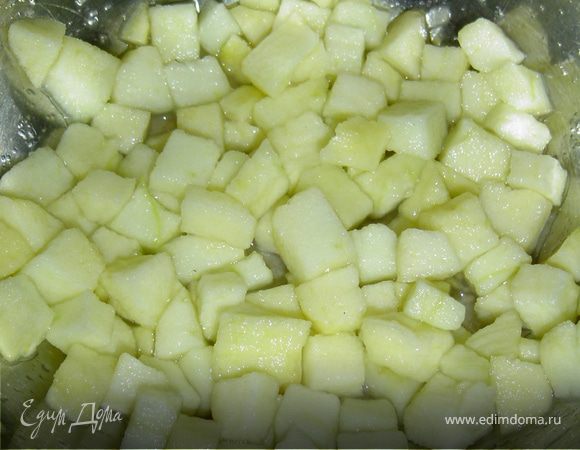 Отвариваем фасоль и свеклу. Свеклу очищаем и нарезаем небольшими кубиками.Яблоки очищаем и также нарезаем кубиками.Фасоль, яблоки,свеклу смешиваем,солим, перчим и заправляем смесью растительного масла и уксуса, аккуратно перемешиваем.Приятного аппетита!