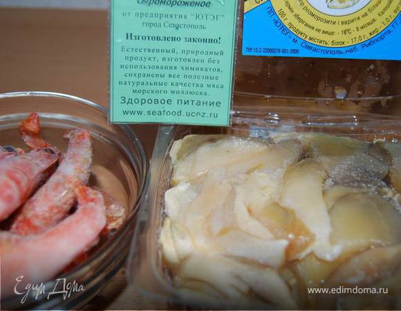 Сварим креветки и мясо рапаны.