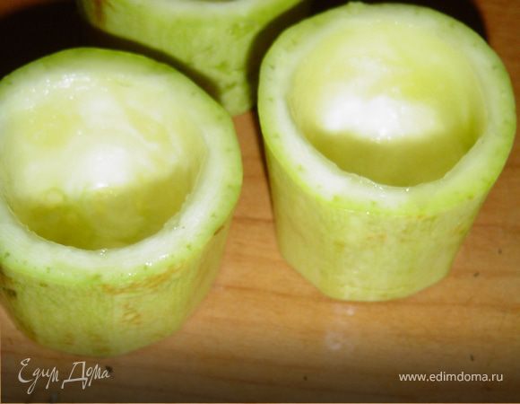 Кабачки нарезаем поперек на сегменты 4-5см и аккуратно удаляем серединку, чтобы не повредить стенки, оставляем мякоть у основания. Получаем бочоночки, которые запекаем в духовке при температуре 180 гр. 20-25 минут. А пока они запекаются приготовим начинку.Нарезаем небольшими кусочками серединки кабачков,так же измельчаем лук, натираем на мелкой терке морковь, обжариваем все на растительном масле.Отвариваем рис, соединяем его с горошком и обжаренными овощами, солим, перчим, перемешиваем,и заполняем кабачковые бочонки рисово-овощной смесью. Бочонки устанавливаем на противень и запекаем в духовке 20 минут при 170 гр.Подаем горячими. Приятного аппетита!