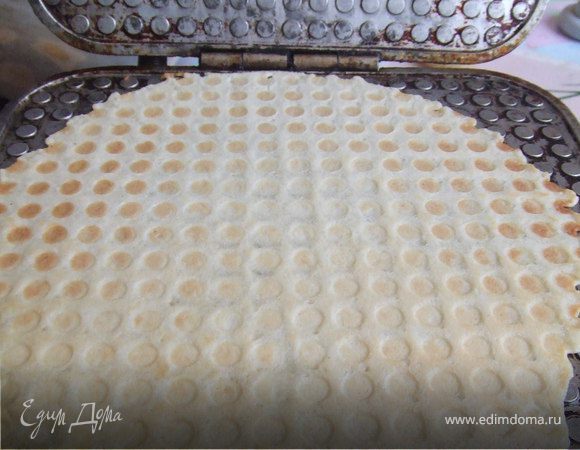 Берем вафельницу электронную, открываем, на низ кладом 1 ст. л. теста, и закрываем. Держим под прессом 2 ми.