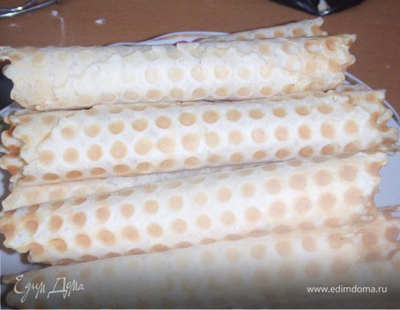 Пока вафля горячая, скручиваем ее в трубочку. 