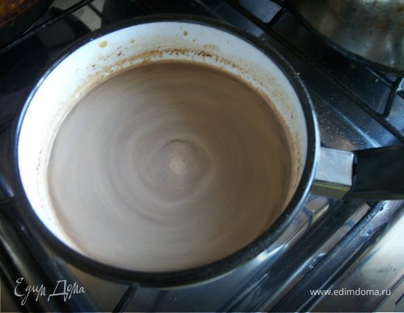 Теперь либо продолжаем варить, если позволяет объем, в этой же турке либо переливаем в небольшую кастрюльку.Добавляем молоко,ваниль,шоколад и варим до получения однородного цвета кофе, но не кипятим. Разливаем по чашкам, посыпаем корицей.