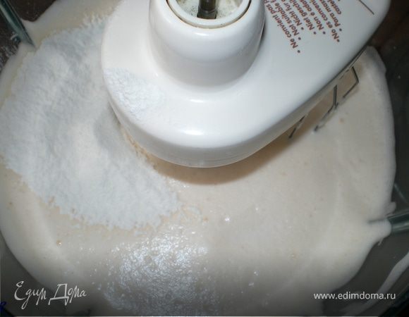 Приготовление бисквитного коржа:

Взбить яйца с сахаром до устойчивых пиков.Добавить муку с разрыхлителем и ванилью,после аккуратно перемешать.
