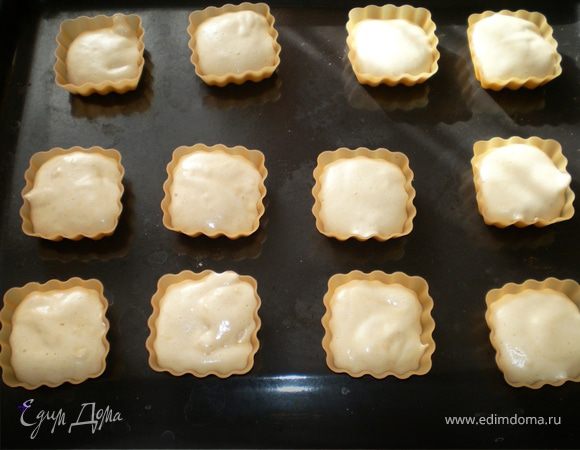 так же по несколько ложечек в силиконовые формочки для кексов.