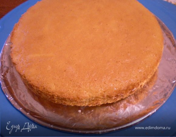 Выпекать при 180*С до золотистой корочки.Готовый бисквит остудить ,освободить из формочки , удалить пергамент, 