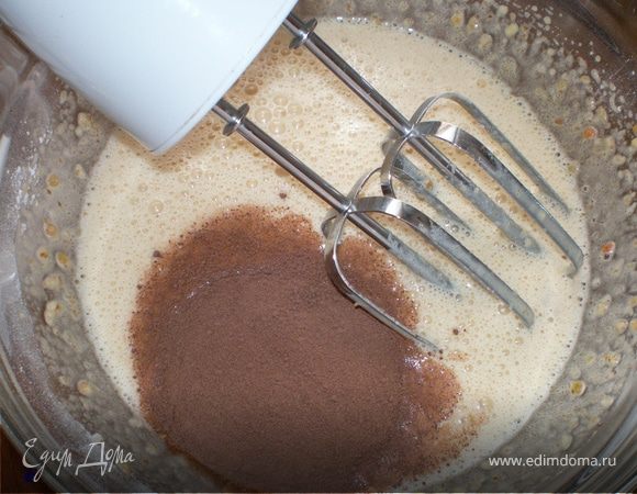 В отдельной посуде взбить яйца, добавить сахар , измельченные продукты,какао,специи и крахмал .