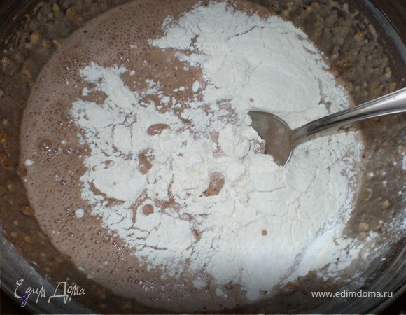 Перемещать столовой ложкой .Далее добавить в массу муку с разрыхлителем,перемешать с ложкой до образования однородного теста.
