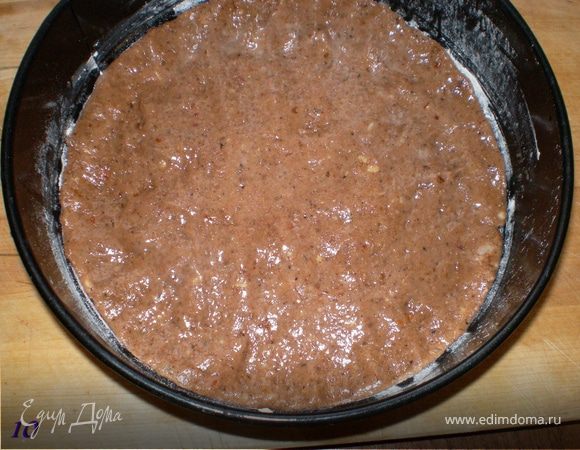 Руки чуть смочить водой, чтоб тесто не липло рукам,после выложить тесто в форму семными боками покрытый пекарской бумагой и смазанный маслом ,приплюснуть,придавая форму. 