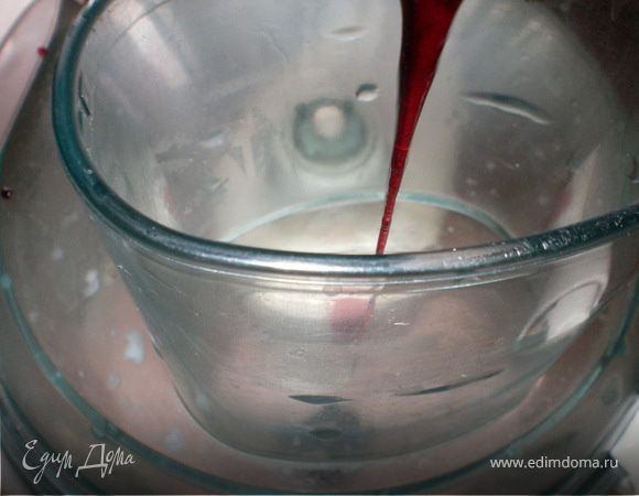 В третий разделенную часть крема влить сироп тоже взбить.
