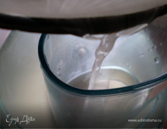 Желатин залить 300мл холодной кипяченной водой,выдержит 40-60 мин для набухания затем нагревать ,не доводя до кипения,при непрерывном помешивании до растворения.
Готовый желе тоже разделить на 3 ровные части,присоединить с остальными разделенными частями крема ,взбить до готовности.