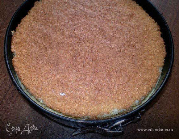 аккуратно накрыть бисквитным коржом,