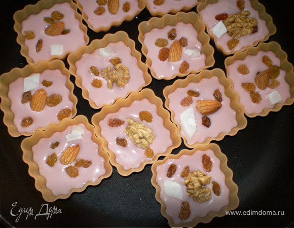 Из того же крема положить
по несколько ложечек в силиконовые формочки ,а сверху посыпать цукатами,орехами и изюмом   