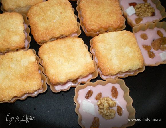 и некоторых накрыт кексами. Далее после процесса желирования,
освободить из формы.

