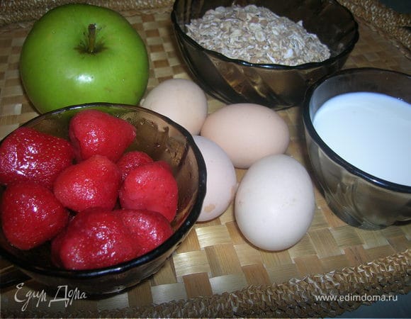 Смешать яйца, молоко и хлопья. Добавить соль, сахар. Клубнику порезать кубиками, яблоко – тонкой соломкой. Все компоненты перемешать.