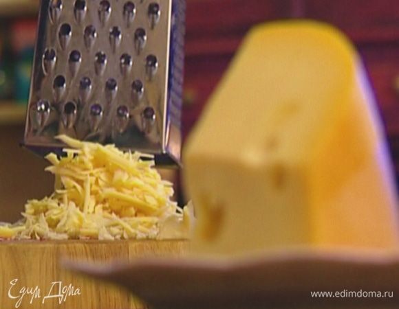 Сыр натереть на крупной терке.