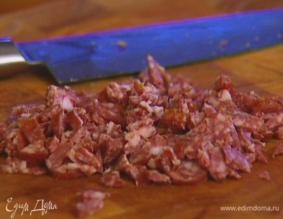 Колбаску нарезать маленькими кусочками.