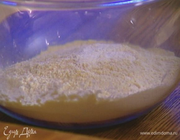 Муку перемешать с сахаром, разрыхлителем и солью.