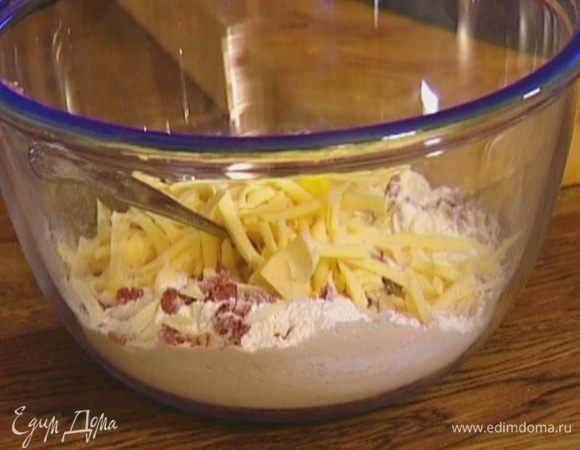 Добавить к муке сыр и колбаску.