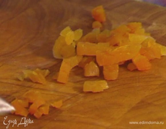 Курагу нарезать небольшими кубиками.