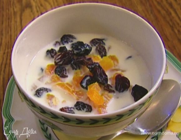 Хлопья смешать с курагой и изюмом, залить горячим молоком и дать настояться.