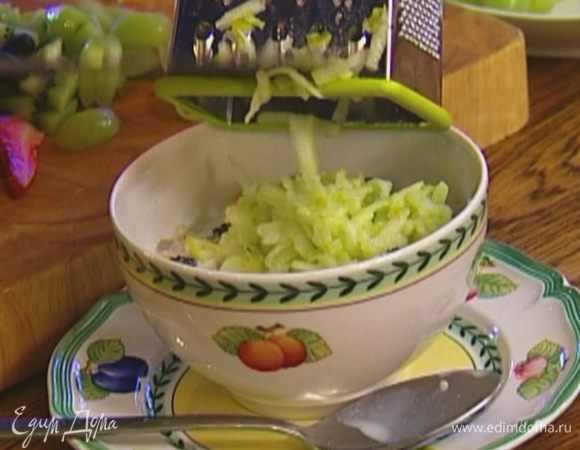 Яблоко с кожурой натереть на крупной терке.