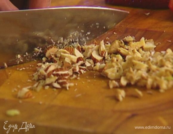 Орехи порубить.