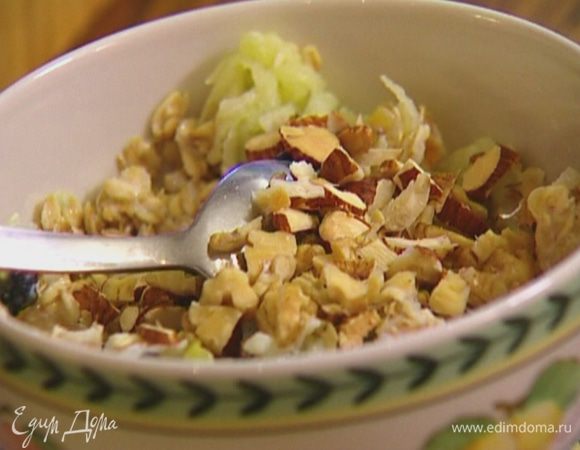 Добавить к хлопьям натертое яблоко и орехи.