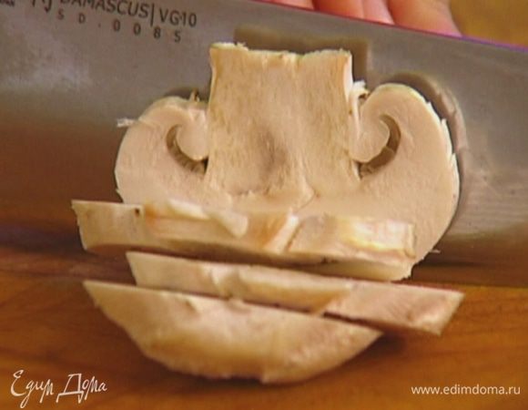 Шампиньоны нарезать пластинами.