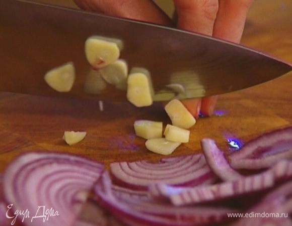 Чеснок почистить и нарезать тонкими кружками.