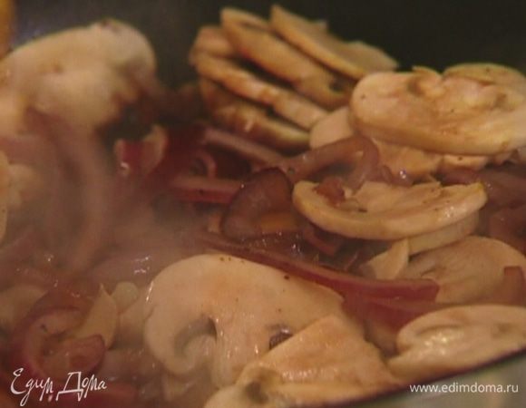 Разогреть в тяжелой сковороде оливковое масло, выложить грибы, лук и чеснок, посолить, поперчить, перемешать, влить портвейн, уменьшить огонь и обжаривать, не накрывая крышкой.