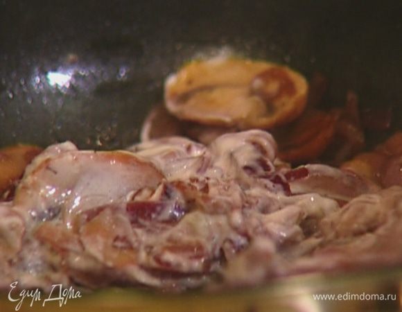 Сметану соединить с крахмалом, добавить к грибам и перемешать.