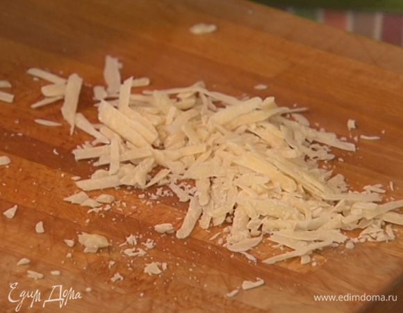 Сыр натереть на крупной терке.