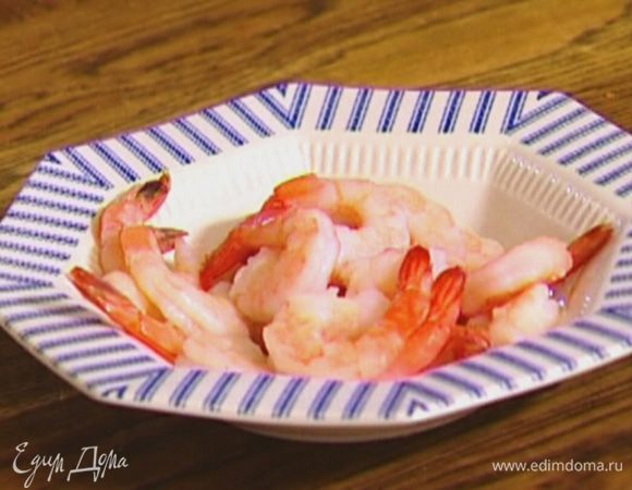 Креветки отварить и почистить.