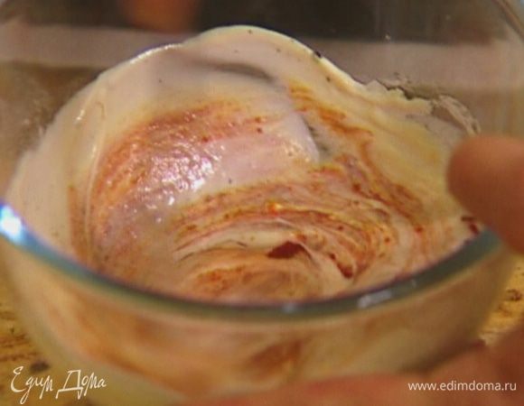 Приготовить заправку: сметану соединить со сливками, коньяком, оливковым маслом, вустерширским и томатным соусом, томатной пастой, соком лайма, посолить, поперчить и перемешать.