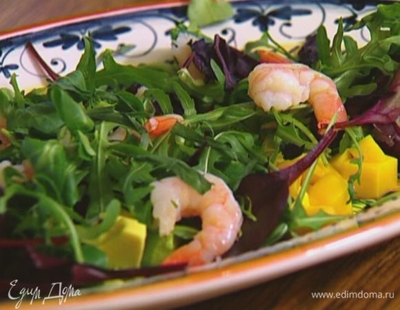 Манго и авокадо почистить, нарезать небольшими кубиками, выложить на блюдо, сверху разложить салатный микс, на него — креветки.