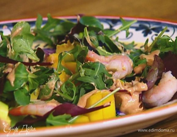 Базилик порвать руками и посыпать салат, полить сметанной заправкой и слегка перемешать.