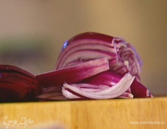 Красную луковицу почистить и нарезать соломкой.