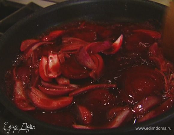 Разогреть в сковороде оливковое и сливочное масло, выложить свеклу и лук, добавить мед, влить вино, посолить, поперчить и обжаривать овощи 5–7 минут.