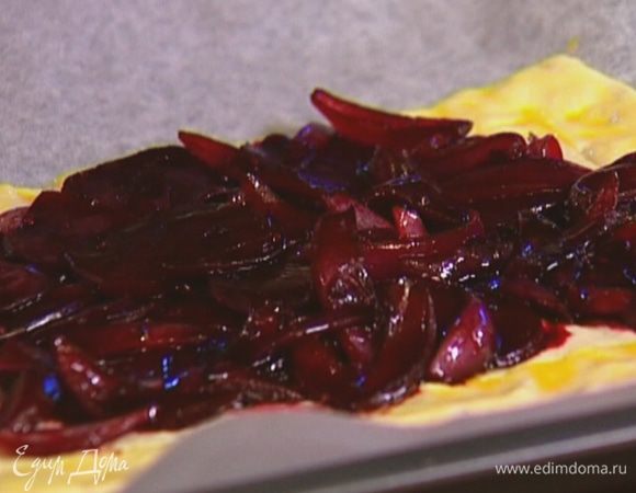 Яйцо слегка взбить и смазать бортики теста, в центр выложить свеклу с луком.