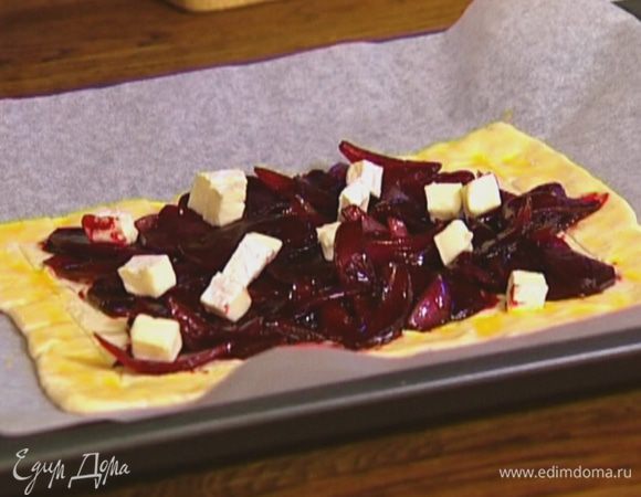 Сыр порезать небольшими кубиками и выложить на свеклу.