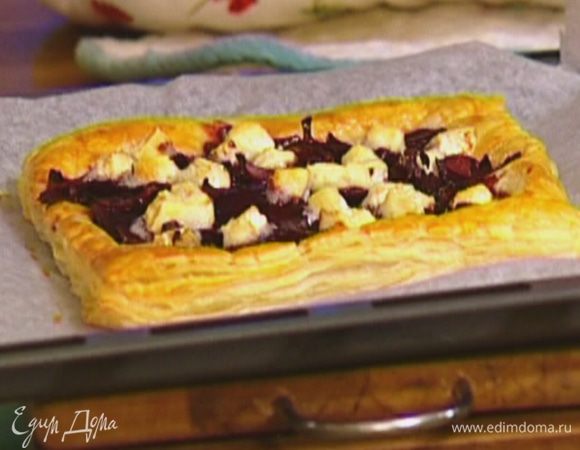 Выпекать пирог в разогретой духовке 15–20 минут.