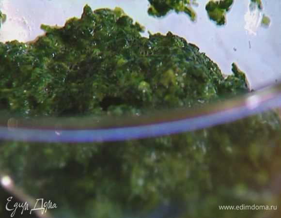 Яйцо слегка взбить вилкой, добавить размороженный шпинат, муку, посолить, поперчить и перемешать.