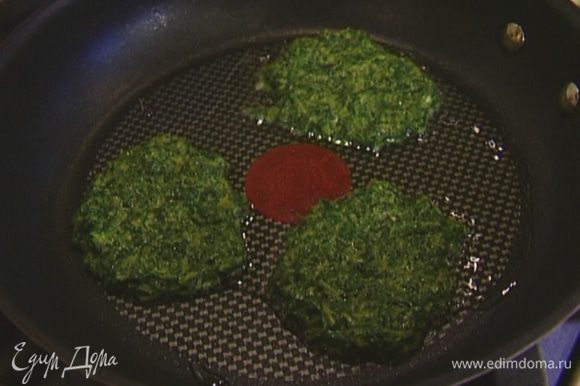 Разогреть в сковороде оливковое масло и испечь небольшие блинчики, обжаривая их с двух сторон.