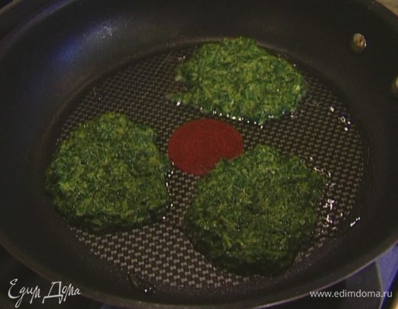 Разогреть в сковороде оливковое масло и испечь небольшие блинчики, обжаривая их с двух сторон.