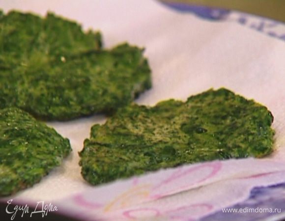 Готовые блинчики выложить на бумажное полотенце, чтобы убрать излишки жира.