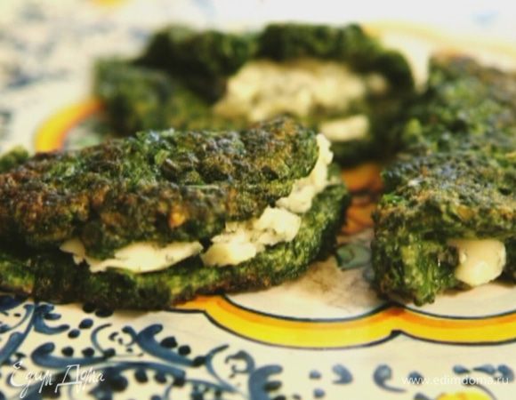 Положить на каждый блинчик немного голубого сыра, свернуть пополам и подавать.